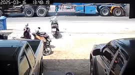 Gas tanker carrying 15 tons of LPG catches fire after tire explodes