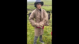 Tibetan father surprises Chinese viewers by revealing baby hidden in robe