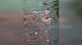 Hero policemen save woman from drowning in river in China