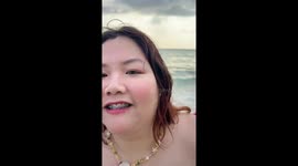 Beachgoers posing for video topples over kayak