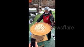 Street vendor stuns customers with dancing pancake routine in China