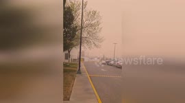 Sandstorm rages through car park in Mexico