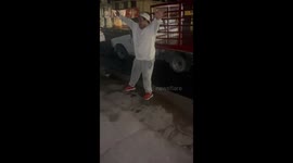 Man takes a hilarious tumble after trusting a weak rope during dicey experiment