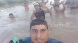 Argentina: A man sang folklore up to his neck in water while helping evacuees, and it went viral