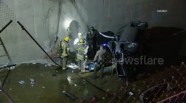 US, Los Angeles: Pomona Emergency Responders Rescue Driver From Riverbed Crash