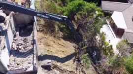 US: Contractors Rappel to Clear Wildfire Debris in Pacific Palisades