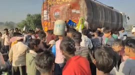 Locals scramble to loot oil from broken down tanker in India