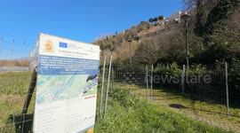 The sign of the works stopped and financed by the PNRR for the doubling of the pedestrian elevator for the connection with the upper part of the city in Frosinone, the most polluted city in Italy for the second consecutive year, about 90 km from Rome.