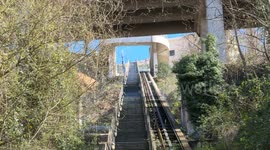 The European flag flies at the top of the pedestrian lift whose works financed by the PNRR are at a standstill in Frosinone, the most polluted city in Italy for the second consecutive year, about 90 km from Rome.