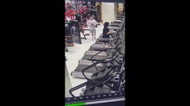 Trainer accidentally steps on treadmill and falls in Seoul, South Korea