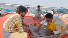 Australian son fulfills father's last wish to have Hindu rites in India