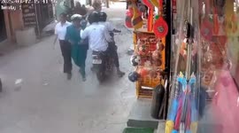 Brazen jewellery snatch theft captured on CCTV in India