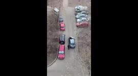 Policeman smashes windshield to stop drunk driver in Moscow, Russia