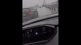Driver continues on three wheels after losing tire in Kazan