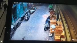 Building collapses damaging nearby vehicles in India