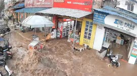 Water pipe bursts, instantly flooding nearby shops in China
