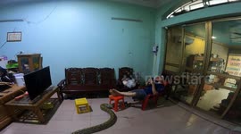 Python slithers into house, startles man in Hải Dương City, Vietnam