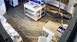 Hapless thieves flee phone shop raid with dummy iPhones