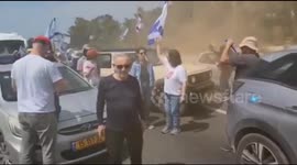 Israel: Anti-Netanyahu protesters block Highway 1 west of Jerusalem