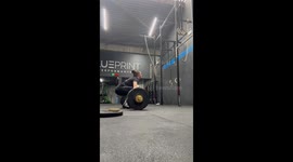CrossFitter risks her neck while attempting a new PR in Hang Snatch