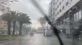 Spain: Heavy rainfall reduces visibility on the roads of Reus