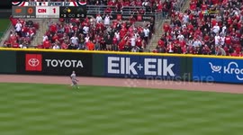 Lee Jung-hoo scores twice in 2025 debut to help Giants beat Reds 6-4