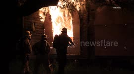 US, Bakersfield: Bakersfield Fire Destroys Abandoned Double Wide Mobile Home