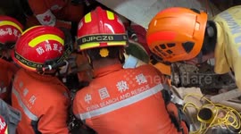 Myanmar (Burma): Chinese rescuers free quake survivor trapped 65 hours under rubble