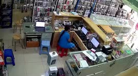 Shelves fall as earthquake rattles shop in Myanmar