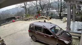 Driver surprised as unmanned car rolls backward in Guizhou, China