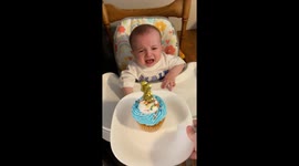 Baby’s first cupcake turns into adorable “Grinch” moment, goes viral