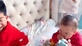 Brother accidentally hits baby with ball, leading to tears in Sichuan, China