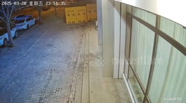 Woman trips and spills drinks before running away in Liaoning, China