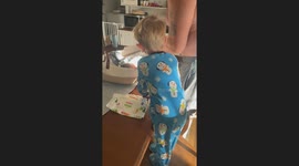 Toddler’s emotional reaction to baby sister melts over 2 million hearts