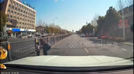 Toddler wanders into busy traffic - kind-hearted couple pull over to rescue him