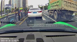 Electric tricycle crashes into truck at red light in Zhejiang, China