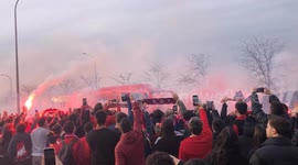 Fanáticos reciben al bus del Atlético de Madrid para enfrentarse al FC Barcelona en la semifinal de la Copa del Rey