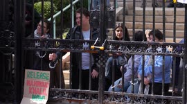 US: Students chain themselves to Columbia University gates in protest