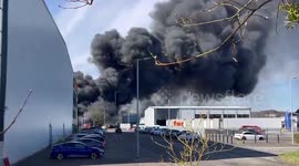 UK: Huge Fire Breaks Out at Industrial Estate in Cumbernauld, Scotland