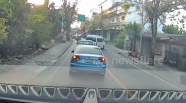 Kind drivers push broken-down minivan to safety