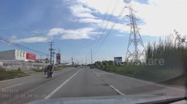 Car's wheel comes off and rolls across road in the Philippines