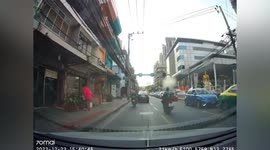 Driver stops car and climbs down to pick up stranded kitten