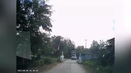 Kind passersby and residents rescue man falling into canal