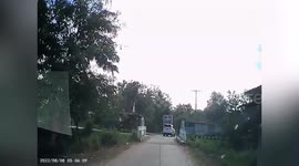 Kind passersby and residents rescue man falling into canal