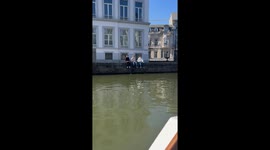 Friends use river to chill drinks with rope in Ghent, Belgium