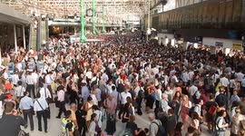 Heatwave causes travel chaos in Waterloo station