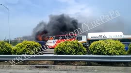 2016-07-19 Tour Bus Fire Taoyuan TAIWAN  遊覽車 巴士 起火 撞護欄 警 察 拍敲打 窗戶 高速公路 國道 2號 桃園機場 大園 台 臺 灣