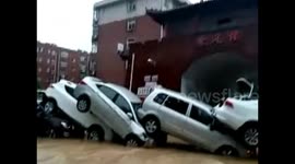 河北邢台:洪水退去之后 汽车叠罗汉