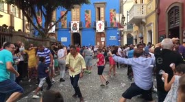 Chaos in streets of Gran Canaria as 'paper battle' held during annual festival