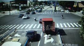 Lorry driver loses several boxes of iPhones after forgetting to lock door